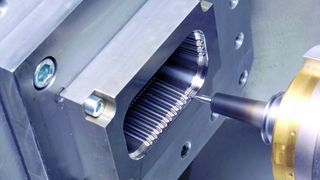 Eine geschickte Prozessauslegung ermöglicht mit nur einem Schruppprozess das stufenlose Ausräumen einer Kavität; das reduziert deutlich den Aufwand fürs Vorschlichten und Abtragen des Restmaterials. Bild: IPT (Archiv: Vogel Business Media)