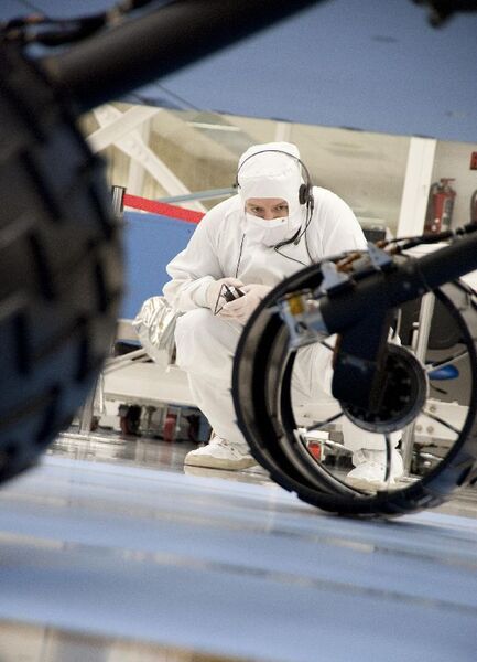 Ein NASA-Mitarbeiter beobachtet das Verhalten der Räder beim Überfahren von Hindernissen beim ersten Fahrtest von Curiosity im Juli 2010 (Archiv: Vogel Business Media)