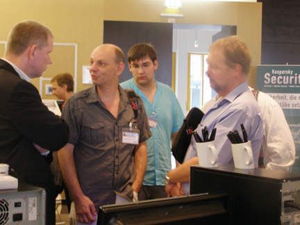 Der Informationshunger der Besucher war groß und so wurden die Pausen intensiv genutzt, um Fragen zu klären. (Archiv: Vogel Business Media)