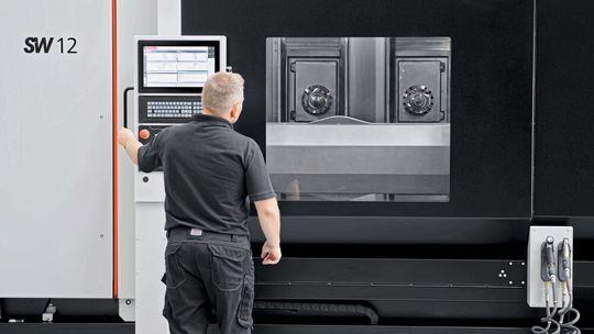 Dank zwei Spindeln mit unabhängigen 3-Achs-Einheiten wird die «BF 12-21D» auch Produktionslinien mit hohen Fertigungsvolumina gerecht.(Bild:  Schwäbische Werkzeugmaschinen GmbH)