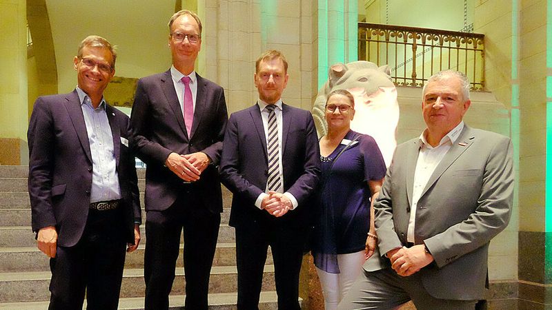 Gäste und Gastgeber (v.l.): ZDK-Hauptgeschäftsführer Dr. Kurt-Christian Scheel, VDIK-Präsident Michael Lohscheller, Sachsens Ministerpräsident Michael Kretschmer, Hauptsgeschäftsführerin Gabriela Msuya (Kfz-Gewerbe Sachsen) und Michael Schneider, Präsident des Kfz-Gewerbes Sachsen. (Bild: Holger Zietz - VCG)
