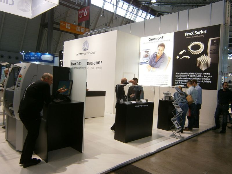 Und ab hier erleben Sie immer wieder, was es sonst noch so auf der Premiere der Moulding Expo zu erleben gab. Mit dabei sind ein Trabi, ein BMW i8, diverser Boliden der Formula Student, ein Rennsimulator, Bauteile, Werkzeugmaschinen und vieles Mehr...die Moulding Expo hat gemäß den Aussagen der Initiatoren ihr Versprechen erfüllt, der Branche eine neue, optimierte Präsentationsplattform zu bieten. (Bild: Königsreuther)