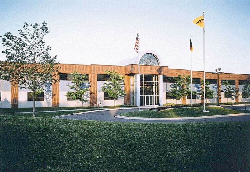 1975: Die Internationalisierung beginnt mit der Gründung von Turck Inc. in Minneapolis im US-Staat Minnesota. Dort beginnt auch die strategische Partnerschaft mit Banner Engineering, dessen Optoelektronik Turcks „Volles Programm“ fortan ergänzen wird. (Turck)