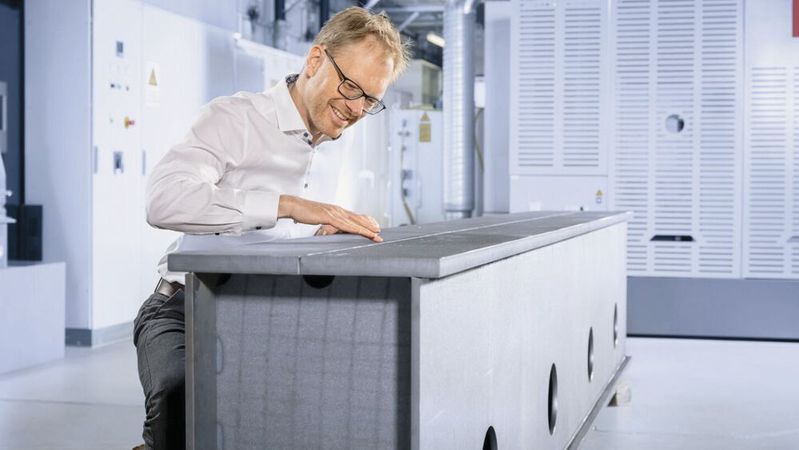Dr. Dirk Dittrich vom Fraunhofer IWS hat mit einem Team aus Forschung und Industrie ein leistungsfähiges Laserschweißverfahren entwickelt. Anhand eines lasergeschweißten Hallenkransegments zeigte das Team, dass das Verfahren im Stahlbau in erheblichem Maß Ressourcen einsparen kann. Dr. Dirk Dittrich vom Fraunhofer IWS hat mit einem Team aus Forschung und Industrie ein leistungsfähiges Laserschweißverfahren entwickelt. Anhand eines lasergeschweißten Hallenkransegments zeigte das Team, dass das Verfahren im Stahlbau in erheblichem Maß Ressourcen einsparen kann.