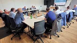 Der Vorstand der Kfz-Innung Rhein-Neckar-Odenwald besuchte die Zukunftswerkstatt 4.0 in Baden-Württemberg. (Bild: Dietmar Clysters)