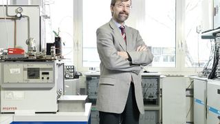 Prof. Petr Novák: „Dass wir jetzt fündig geworden sind, ist das Resultat einer Kombination von kritischem Hinterfragen und genauer Beobachtung. Der Effekt ist nämlich winzig!“ (Bild: Scanderbeg Sauer Photography)