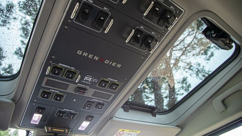 Das Bedienpanel am Fahrzeughimmel erinnert an ein Flugzeugcockpit. (Bild: Simon Palfrader)