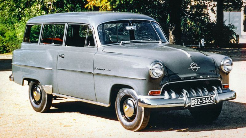 Wirtschaftswunder-Wagen: Der Opel Olympia Rekord Caravan popularisierte ab 1953 den Familienkombi und wurde bis Juli 1957 hergestellt. Nach dem Vorbild des US-amerikanischen Mutterkonzerns wurden zu jedem neuen Modelljahr Retuschen an der Karosserie vorgenommen. Am Gebrauchtmarkt führte dies zu einem höheren Wertverlust für das jeweils „alte“ Modell des Vorjahres. Erst später ließ Opel wieder wie andere europäische Anbieter seine Modelle länger unverändert. (Bild: Opel)