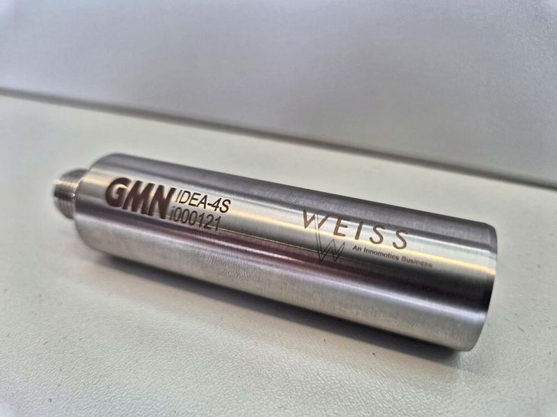 «IDEA-4S» – ein System, welches sich problemlos in unterschiedliche Antriebskomponenten einbauen lässt. Es ist kompakt und leicht integrierbar und versetzt Spindeln und Motoren in die Lage, relevante Informationen zu erheben, anzureichern und zu interpretieren. (Bild: GMN)