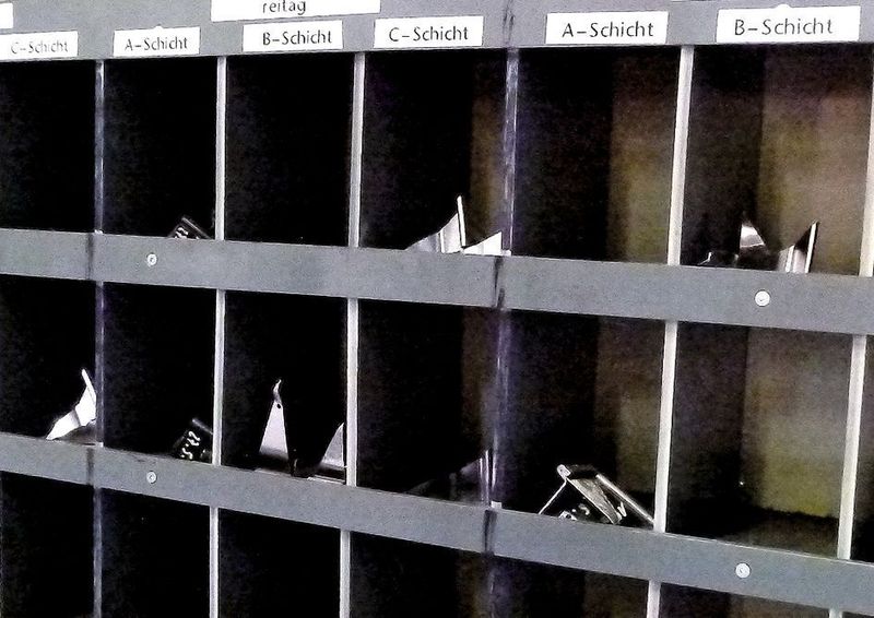 Stirnboden und Bodenscheibe werden mit der Trommel durch Falze verbunden. In jeder Schicht sind aus der laufenden Produktion Stichproben zu entnehmen. ... Bild: Kuhn (Archiv: Vogel Business Media)