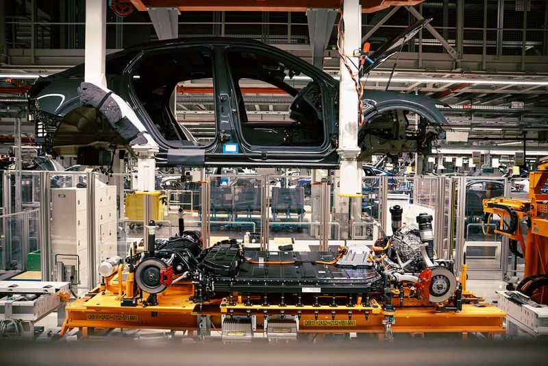 Die Beschäftigten in Brüssel setzen Fahrwerk, Getriebe, E-Maschine und Hochvoltbatterie in die Karosserie des Audi Q8 E-Tron ein. (Bild: AUDI AG)