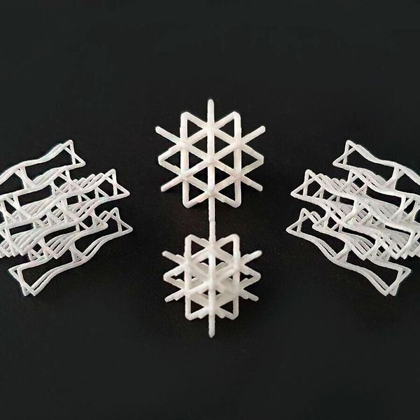 Die optimierten schockabsorbierenden Mikrostrukturen wurden vom 3D-Druck-Dienstleister Cirp mittels selektivem Lasersintern additiv gefertigt. (Bild: Cirp)