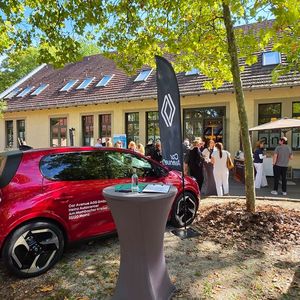 Untersützt wurde die Jubiläums-Show von diversen Kooperationspartnern. Das Renault- und Dacia-Autohaus Car Avenue AGS nutzte die Gelegenheit, um aktuelle Renault-Modelle vorzustellen, die bei der Zielgruppe der Modenschau besonders beliebt sind.(Bild:  Mauritz – VCG)