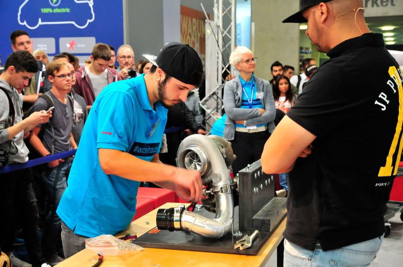 Auch er bewältigte die Aufgabe, brauchte aber am längsten. (Schmidt/»kfz-betrieb«)