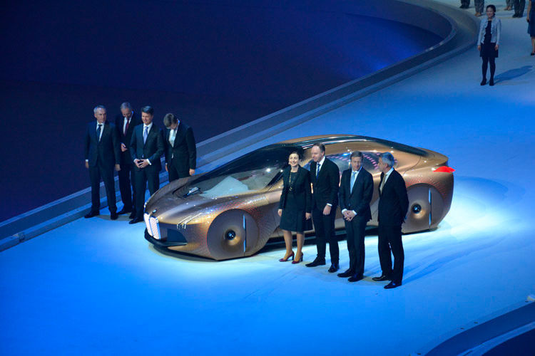 Das Schlussbild gehört den BMW-Vorstand. Man darf gespannt sein, wann aus Visionen Realität wird. (Foto: Michel)