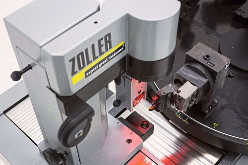 Das Zoller-Einstell- und Messgerät «hyperion» bewährt sich beim exakten Vermessen der Drehwerkzeuge für Drehmaschinen der Baureihe Traub TNL bei den Esslinger Index-Werken. (Zoller)
