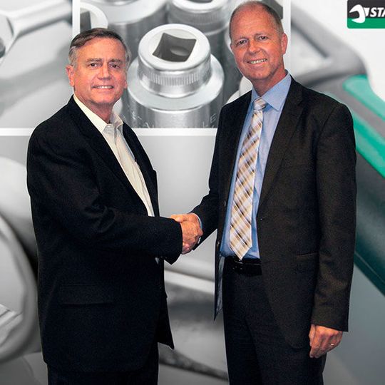 Stahlwille übernimmt Jetco. Im Bild: Jetco-Chef Brad Jenkins (l.) und Stahlwille-Geschäftsführer Winfried Czilwa.(Foto:  Stahlwille)