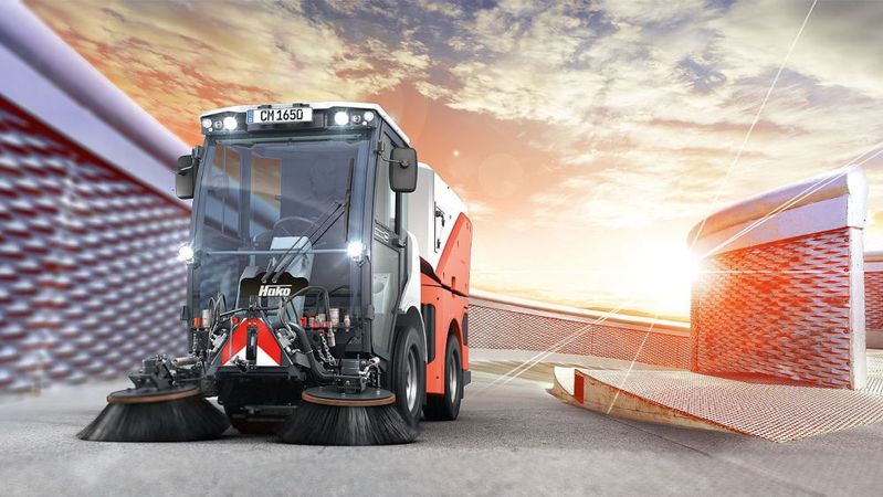 Was auch kommt – Knick- und allradgelenkte Geräteträger und Kehrmaschinen lösen jede (Reinigungs-) Aufgabe.(Bild:  Hako)