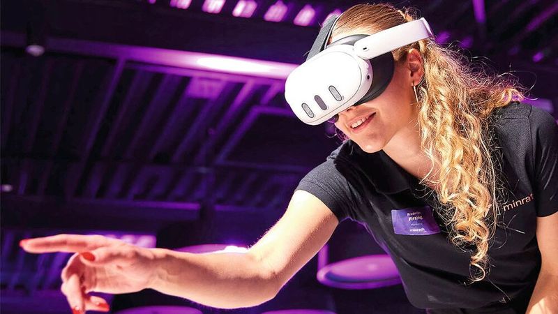 Für die Besucher war viel geboten, unter anderem eine Brille mit Virtual Reality. (Bild: Minrath)