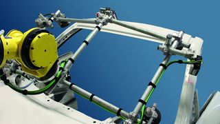 Das System vermisst den Ausschnitt und steuert den Einbau der Frontscheibe mit einer Genauigkeit von +/- 0,2 mm. (Bild: VMT Systems)