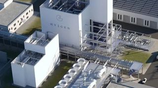 Auf dem ehemaligen Flugplatz und künftigem „Green Areal Lausitz“ soll 2027 eine Anlage zur Produktion von grünem Wasserstoff und SAF in Betrieb gehen.  (Bild: Hy2gen)