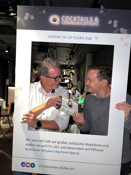 Gewinnübergabe: Andreas Johne (r., C4B) überreicht Achim Deuringer (SPIE ICS) das Jabra-Headset. (Bild: C4B)