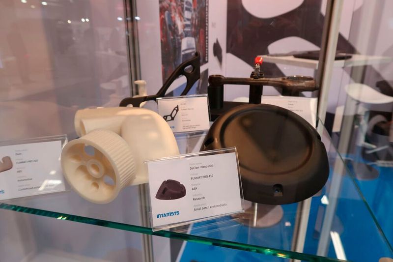 Der chinesische 3D-Drucker-Hersteller Intamsys zeigte Bauteile aus Hochleistungskunststoffen, die auf seinen FDM-3D-Druckern additiv gefertigt wurden. (Bild: D. Quitter - VCG)
