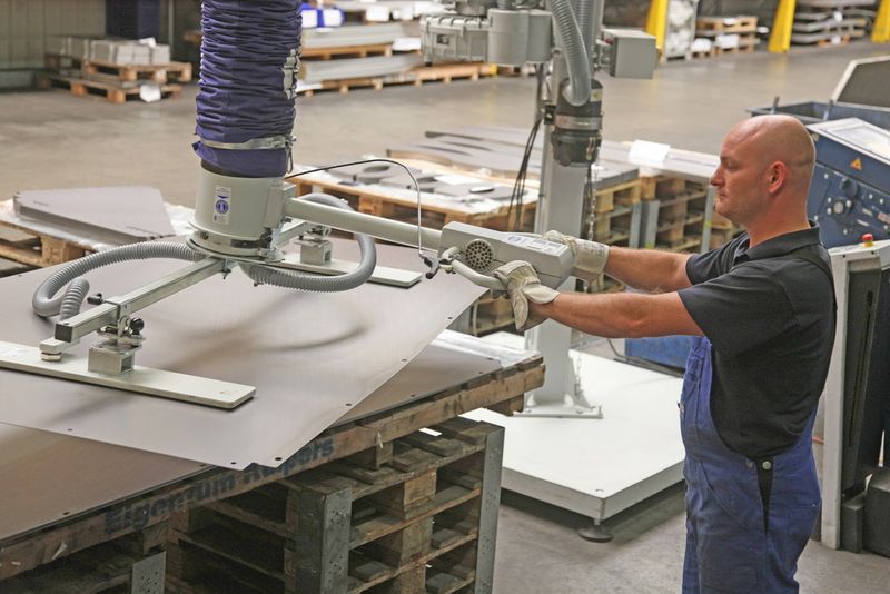 Ergonomische, rückenschonende Handhabung der Blechteile statt umständliches, gesundheitsgefährdendes Entnehmen von Hand. (Bild: J. Schmalz)