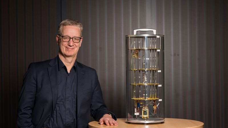 Professor Wolfgang Maaß arbeitet im Projekt „Quasim“ mit Partnern aus Wissenschaft und Wirtschaft daran, die Leistungskraft der Quanten für die metallverarbeitende Industrie nutzbar zu machen.(Bild: Oliver Dietze)