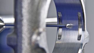 Anders als bei Tastkugeln aus Rubin oder Siliziumnitrid beeinträchtigt Diamanttaster weder der Kontakt mit sehr harten noch mit besonders weichen Werkstücken. Somit lassen sich Werkstücke damit scannen, ohne dass die Tasterkugel regelmäßig gereinigt oder ausgewechselt werden muss. Der Durchsatz steigt bei einer erhöhten Messsicherheit. (Bild: Zeiss Industrielle Messtechnik)