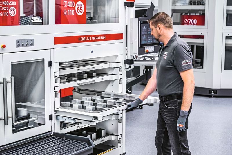 Der Marathon RZ430 verbindet Paletten- und Werkstückhandling in einer Hybridautomationslösung für die Acura-Baureihe. (Bild: Heddelius/Schoening Fotodesign)