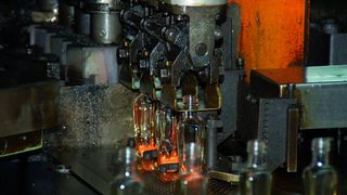 Glasproduktion in der Glashütte Wisthoff. Das Unternehmen beliefert Markenartikler der Branchen Pharmazie, Kosmetik und Spirituosen. Bild: Metso Minerals (Archiv: Vogel Business Media)