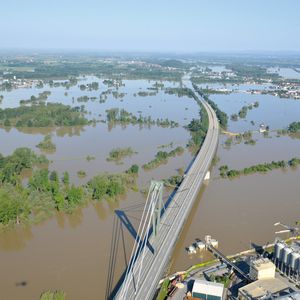 Hochwasser 2013 in Bayern; rechts unten Blick auf ein überflutetes Tanklager