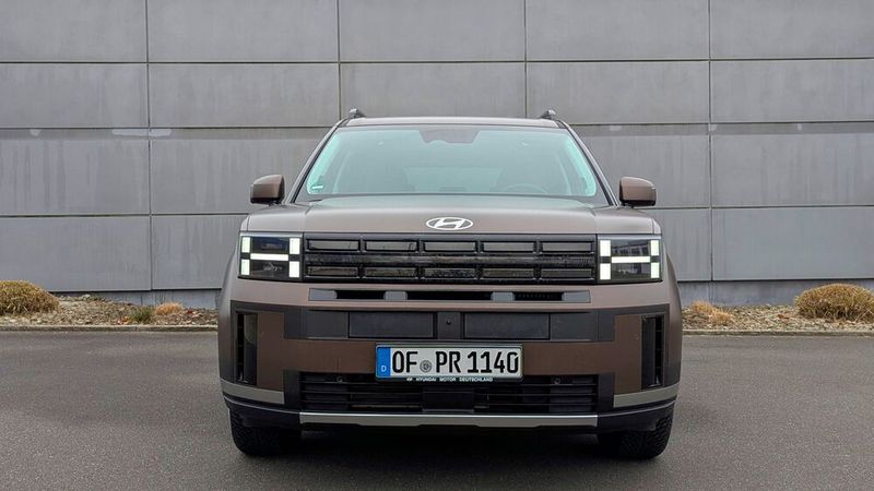 Klare Linien, wuchtiger Auftritt und ein doppeltes „H“ als Tagfahrlicht – Hyundai setzt beim neuen Santa Fe auf hohe Wiedererkennbarkeit. (Bild: Rosenow – VCG)