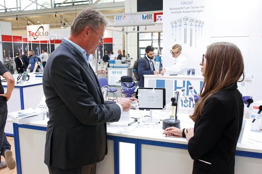 Dr. Dirk Lassen erklärt die pH-Tester der Halo2-Reihe am Stand von Hanna Instruments auf der Analytica 2022 Dr. Dirk Lassen erklärt die pH-Tester der Halo2-Reihe am Stand von Hanna Instruments auf der Analytica 2022