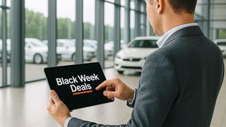 Diverse Händler und Marken agieren vor dem Hintergrund der Black Week offensiv mit ihren Angeboten. Unsere Analyse zeigt, wer wie an der Preisschraube dreht. (Bild: Dall-E / KI-generiert)