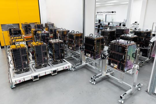 Kleinsatelliten von Open Cosmos auf Integrationsgestellen: Ins All brachte das Unternehmen seine Satelliten bislang mit Raketen von Rocket Lab und SpaceX.(Bild:  Open Cosmos)