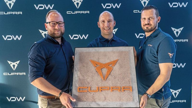 Seat Deutschland überbrachte die obligatorische Tafel zur Einweihung eines neuen Showrooms. (Bild: Von der Weppen)