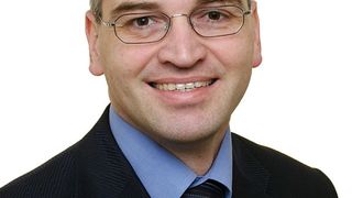 Hänchen-Entwicklungsleiter Klaus G. Wagner erläutert auf der Hannover-Messe 2009 die sieben Qualitätskriterien, die nach seiner Ansicht ein optimaler Hydraulikzylinder erfüllen muss. (Archiv: Vogel Business Media)