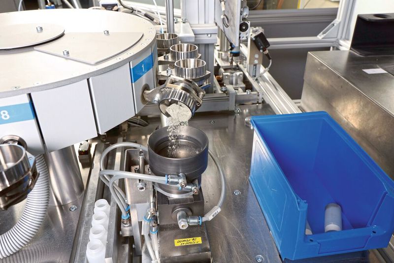 Blick auf die Dosiereinrichtung der Polab Cal-Lösung Das Zement- oder Klinkerpulver wird mit einer Vibrationsförderrinne für die isotherme Wärmeflussmessung präzise dosiert. (Bild: ThyssenKrupp)