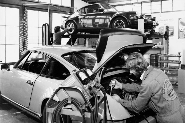  1973 gründete Buchmann die „bb Auto Exklusiv Service KG“ in Frankfurt/Main. Anfangs wurden ausschließlich Porsche-Modelle nach Kundenwunsch veredelt.  (Buchmann)