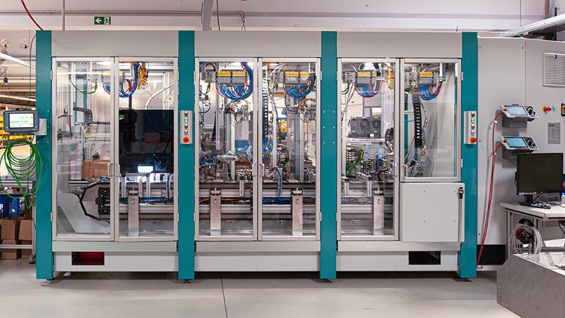 Die Anlage für die Fertigung von Solarmodulbefestigungen von außen.  (Bild: Zimmer Group)