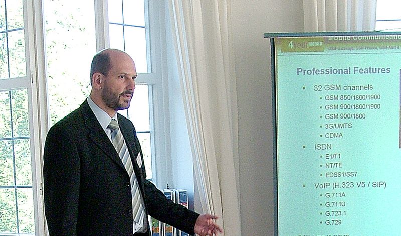 Jürgen Krause, Director Business Development bei Vierling, referiert über GSM-Gateway-Systeme mit bis zu 32 Kanälen. (Archiv: Vogel Business Media)