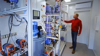 Versuchscontainer im Gemeinschaftklärwerk Bitterfeld-Wolfen. Hier werden neue Wassertechnologien praxisnah erprobt, um Energie und wertvolle Rohstoffe aus chemischen Prozesswässern zurückzugewinnen. (Bild: Fraunhofer IKTS)