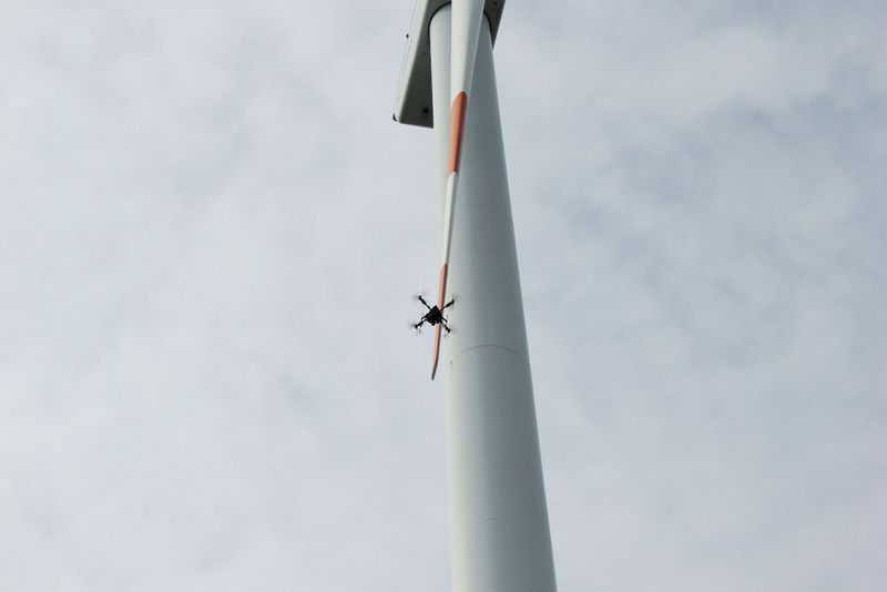 Durch die stabile Fluglage der Drohne lassen sich Rotorblätter aus der Nähe inspizieren. (Bild: Availon)