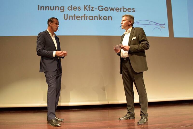 Roland Hoier fragte bei Christian Baudis nach, was die Kfz-Betriebe in Zukunft zu erwarten haben. (Jan Rosenow)
