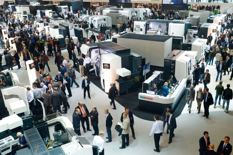 Die EMO Hannover, weltweit bedeutendste Fachmesse der Metallbearbeitung, zeigt das gesamte Angebot der Metallbearbeitungstechnik - von Werkzeugmaschinen, Präzisionswerkzeugen, Automatisierungskomponenten bis hin zu Systemen in kundenorientierter Ausrichtung. (Deutsche Messe)
