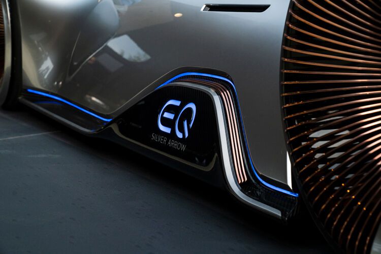 Auch die Seitenschweller sind von einem Leuchtenband durchzogen und enthalten einen vertieften „EQ“-Schriftzug. (Bild: Daimler)