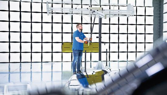 Ein Mitarbeiter der CSA Group justiert eine Antenne im neu eröffneten EMV-Labor in Plattling (Bayern).(Bild:  CSA Group)