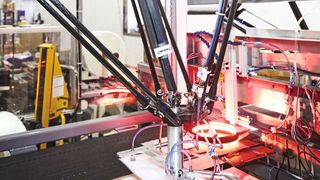 Durch den Einsatz von Pick-and-place-Robotern und u.a. von Twincat Kinematic Transformation konnte das Zusammenstellen von Probenahmesets automatisiert und insgesamt um das Sechsfache beschleunigt werden. (Beckhoff Automation)